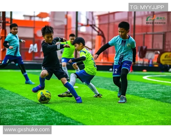 从小球场到世界舞台足球明星的成长与奋斗历程