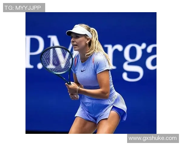 五位足球明星携手制服美女展现魅力与风采的精彩瞬间