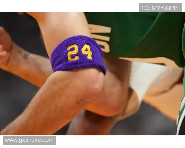 戴护腕的足球明星们如何在比赛中展现风采与实力的完美结合 戴护腕的足球明星们如何在比赛中展现风采与实力的完美结合