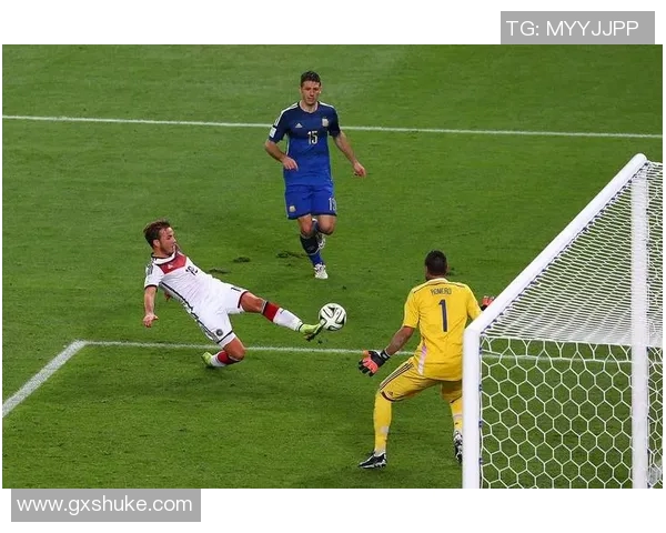 足球传奇瞬间回顾十大经典进球带你领略球场上的巅峰时刻